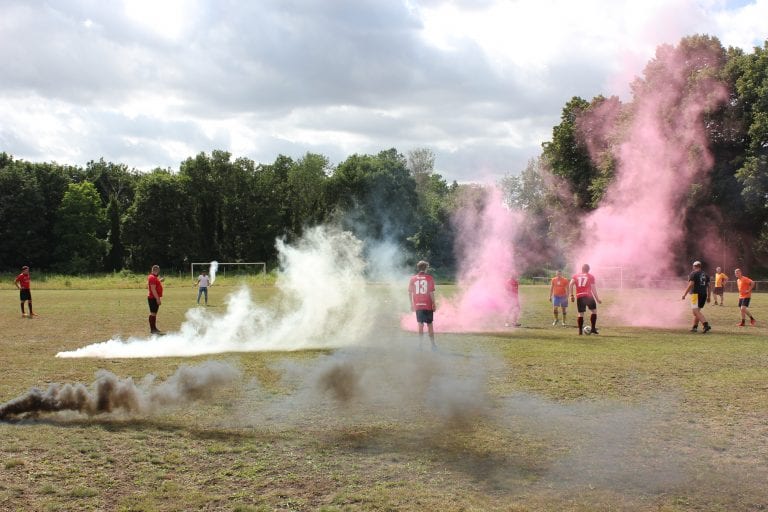 Spielszene beim Oi! the Cup 2025 mit Rauch auf dem Platz